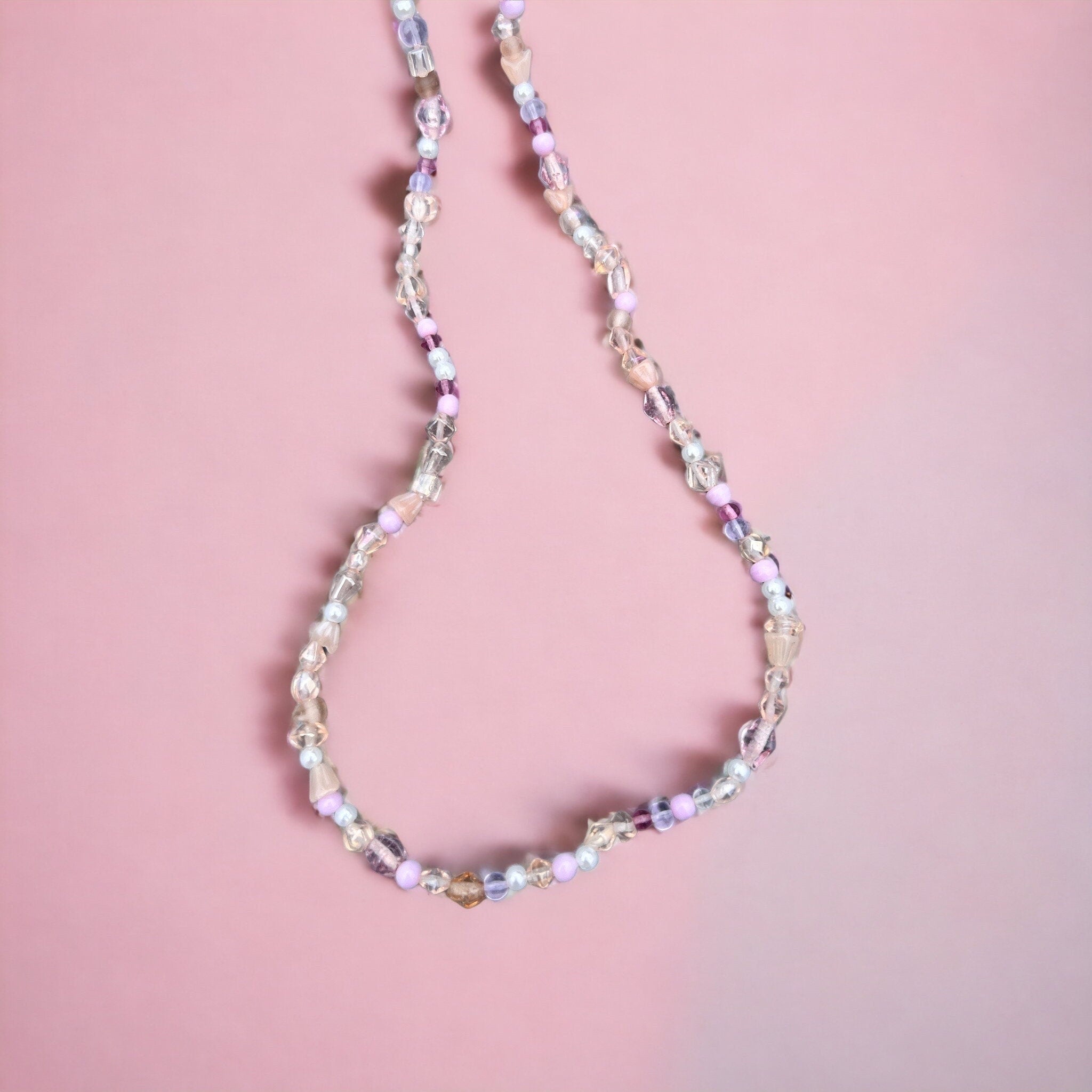 Lila, weiße, rosa, perlenbesetzte, goldene Halskette
