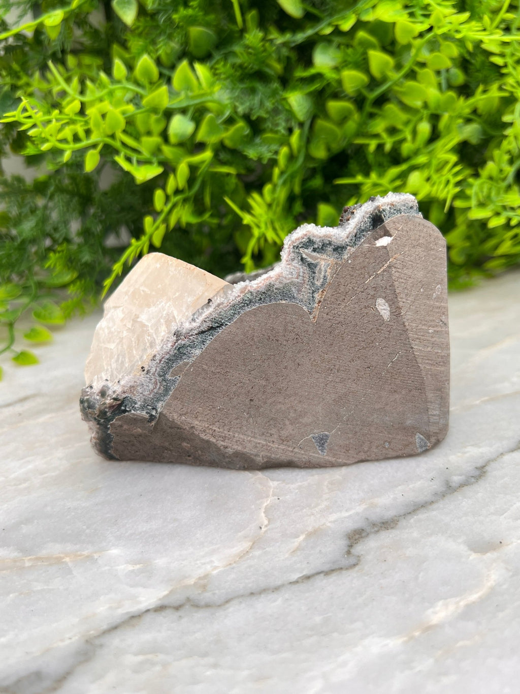 Grijze Amethist met Calciet cut base by KEY LIME STORE