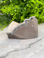 Grijze Amethist met Calciet cut base by KEY LIME STORE