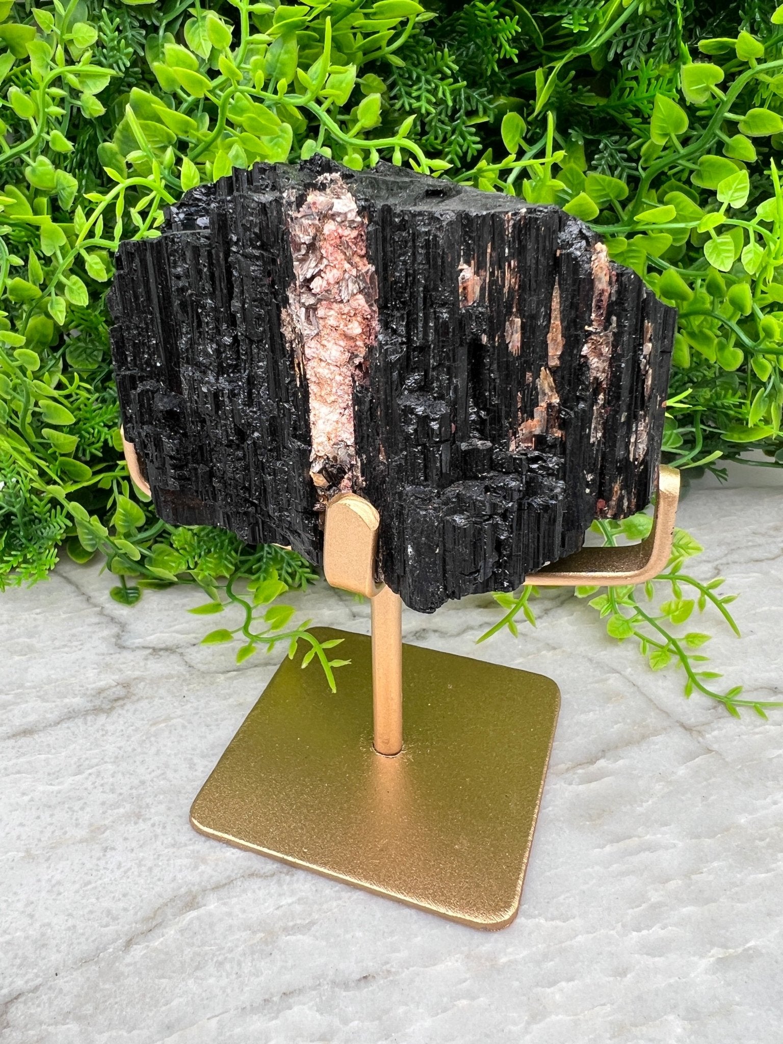 Schwarzer Turmalin auf goldenem Sockel (720 Gramm) von KEY LIME STORE