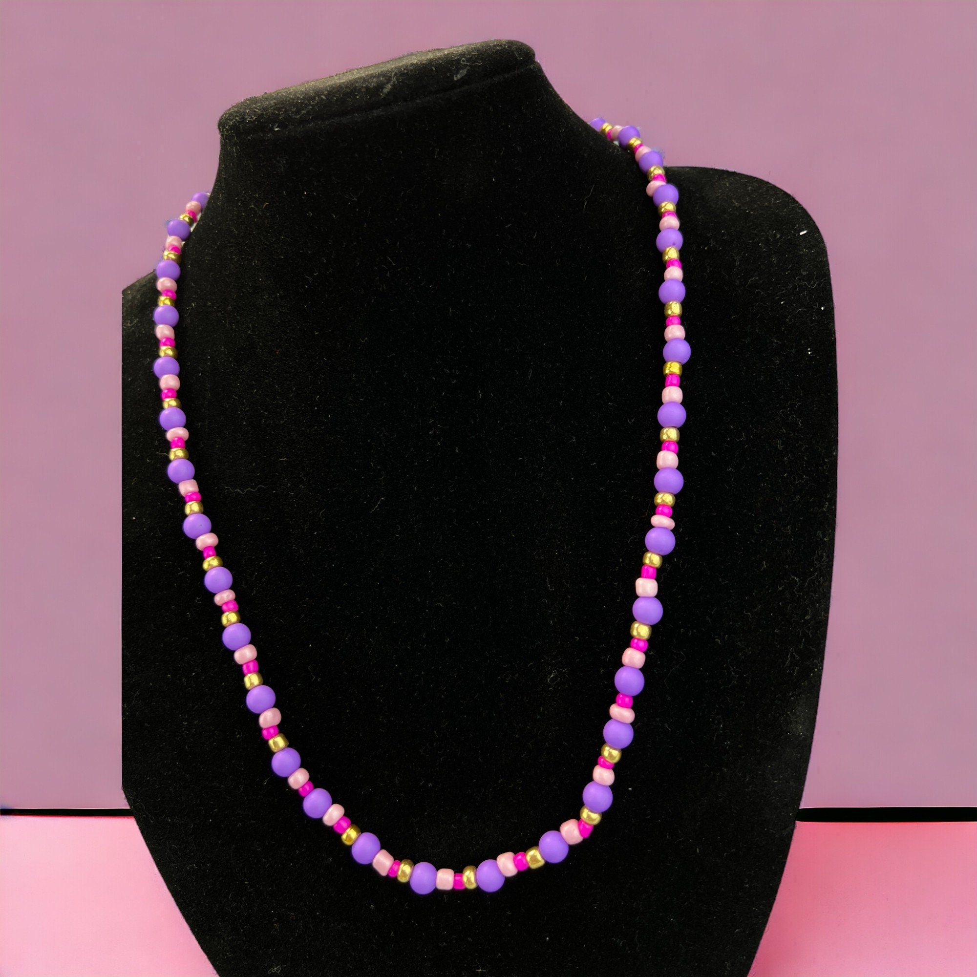 Handgefertigte Halskette in Lila, Rosa und Gold – inklusive Geschenkverpackung