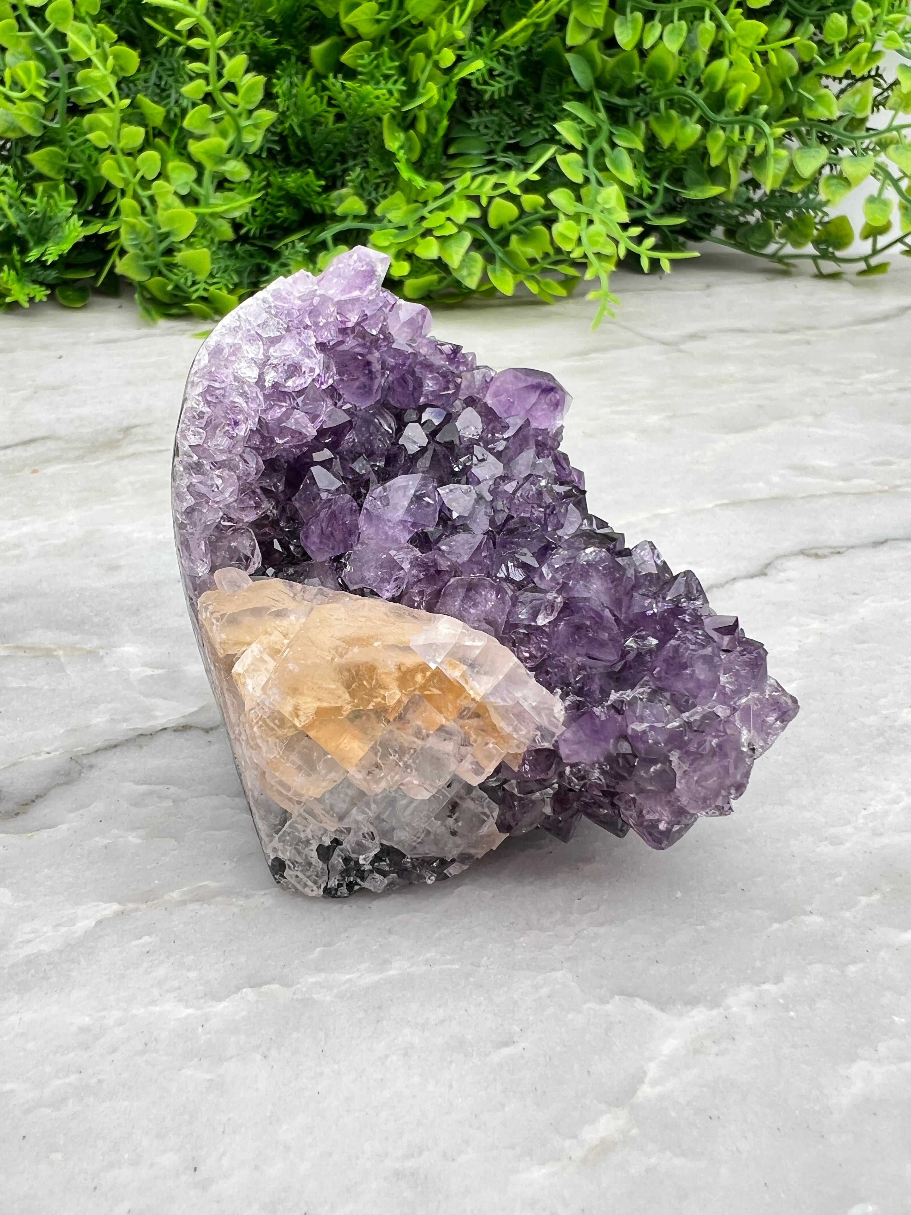 Amethist met Calciet cluster cut base (6 cm)