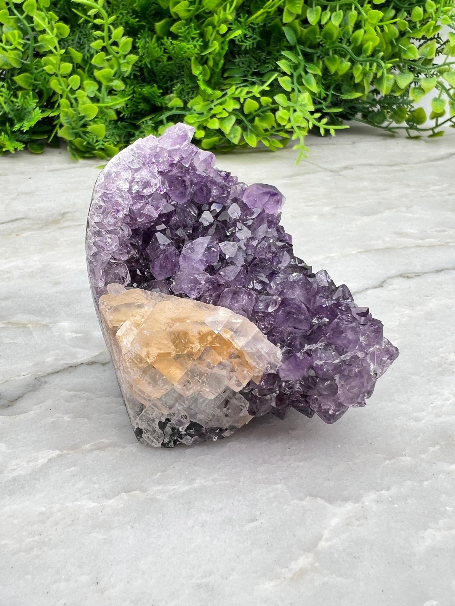 Amethyst mit Calcit, Cluster-Schliff, Sockel (6 cm) von KEY LIME STORE