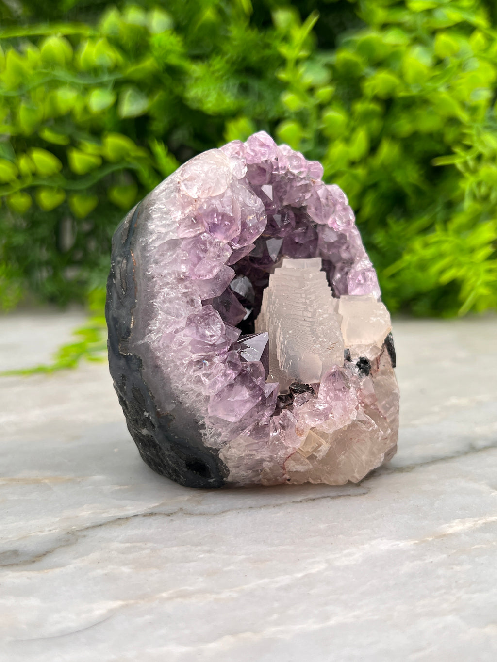 Amethist cluster met calciet