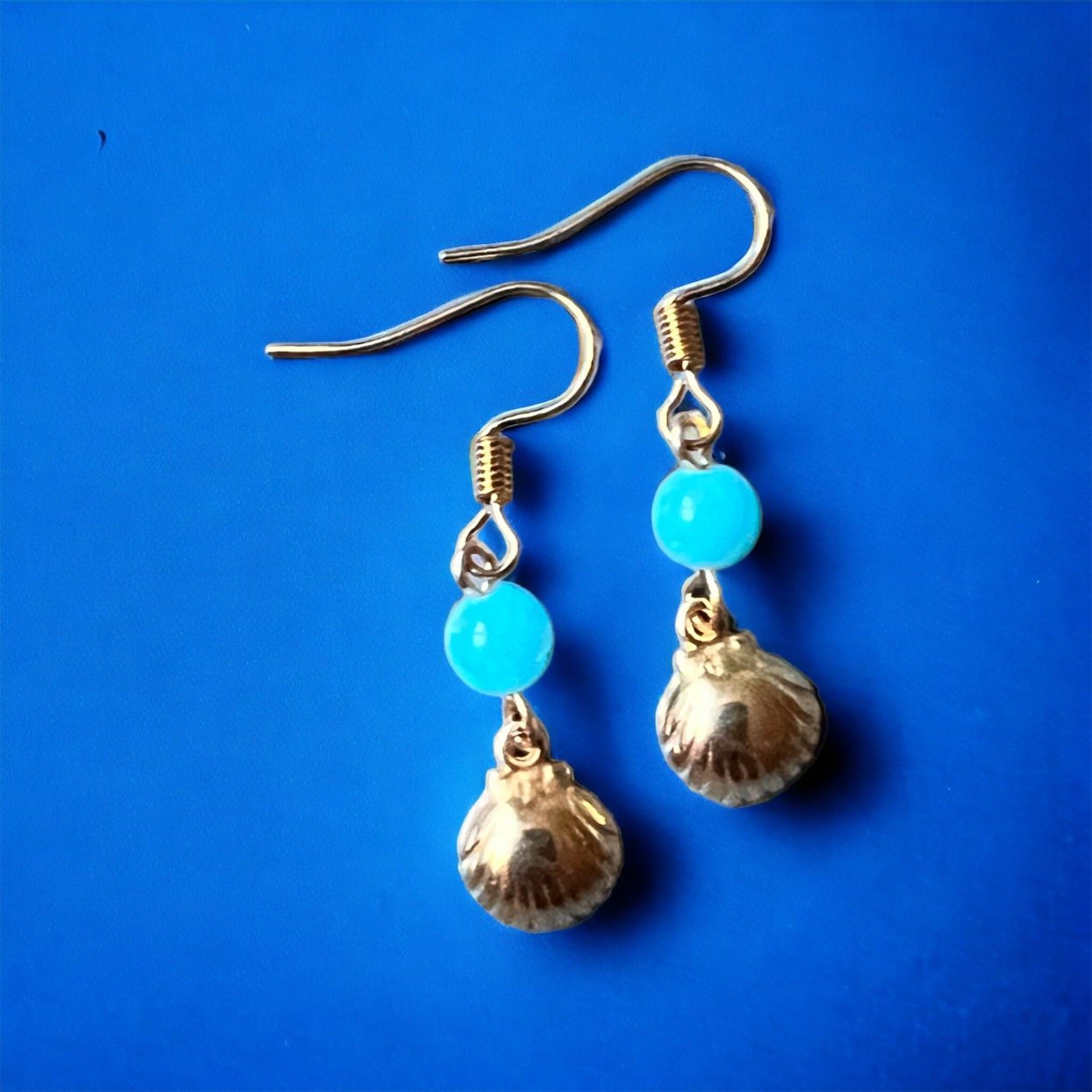 Ohrringe mit goldenen Muscheln von KEY LIME STORE