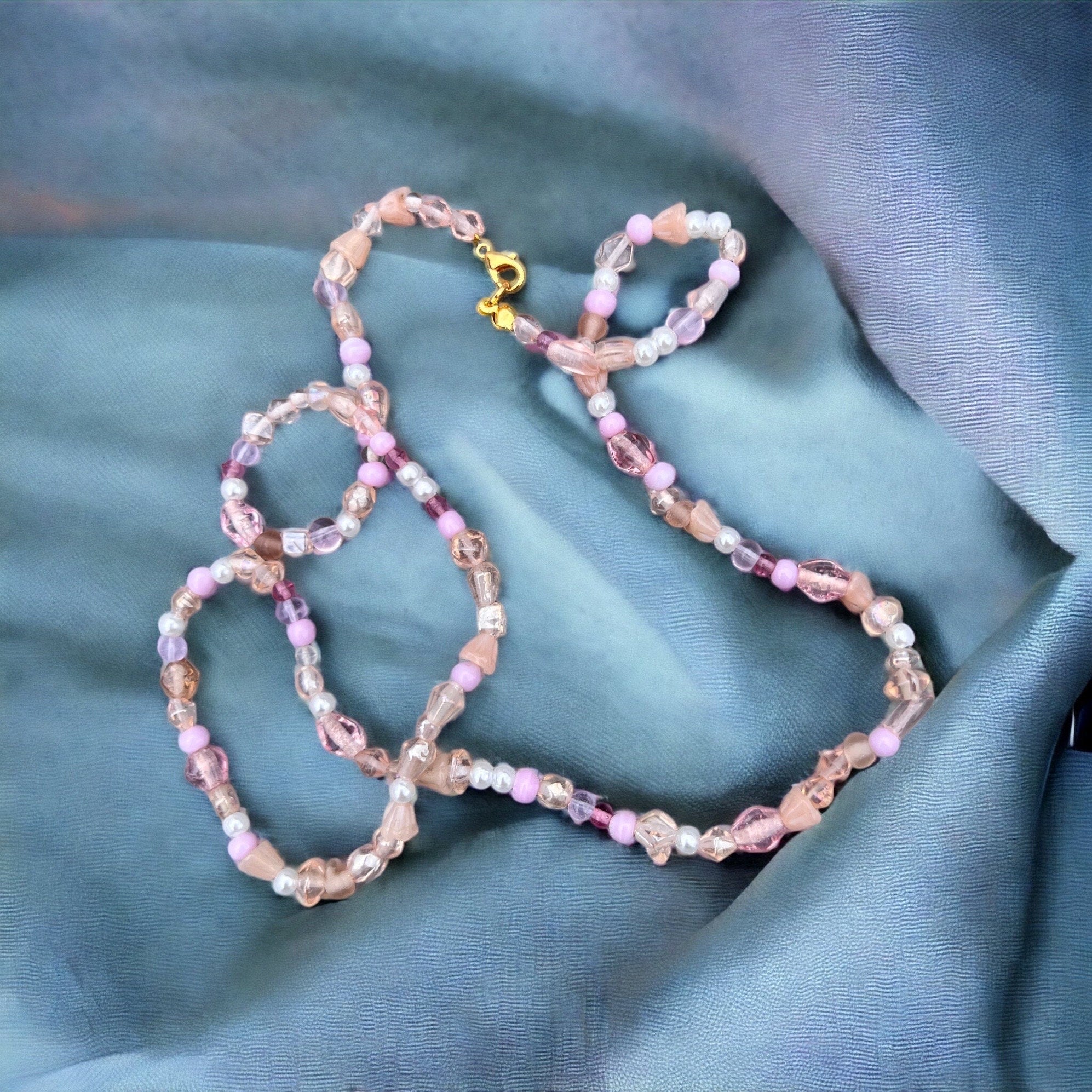 Lila, weiße, rosa, perlenbesetzte, goldene Halskette