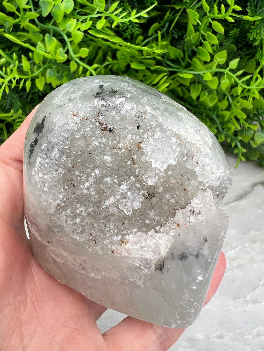 Amethyst-Geode, geschliffener Sockel (6 cm) von KEY LIME STORE