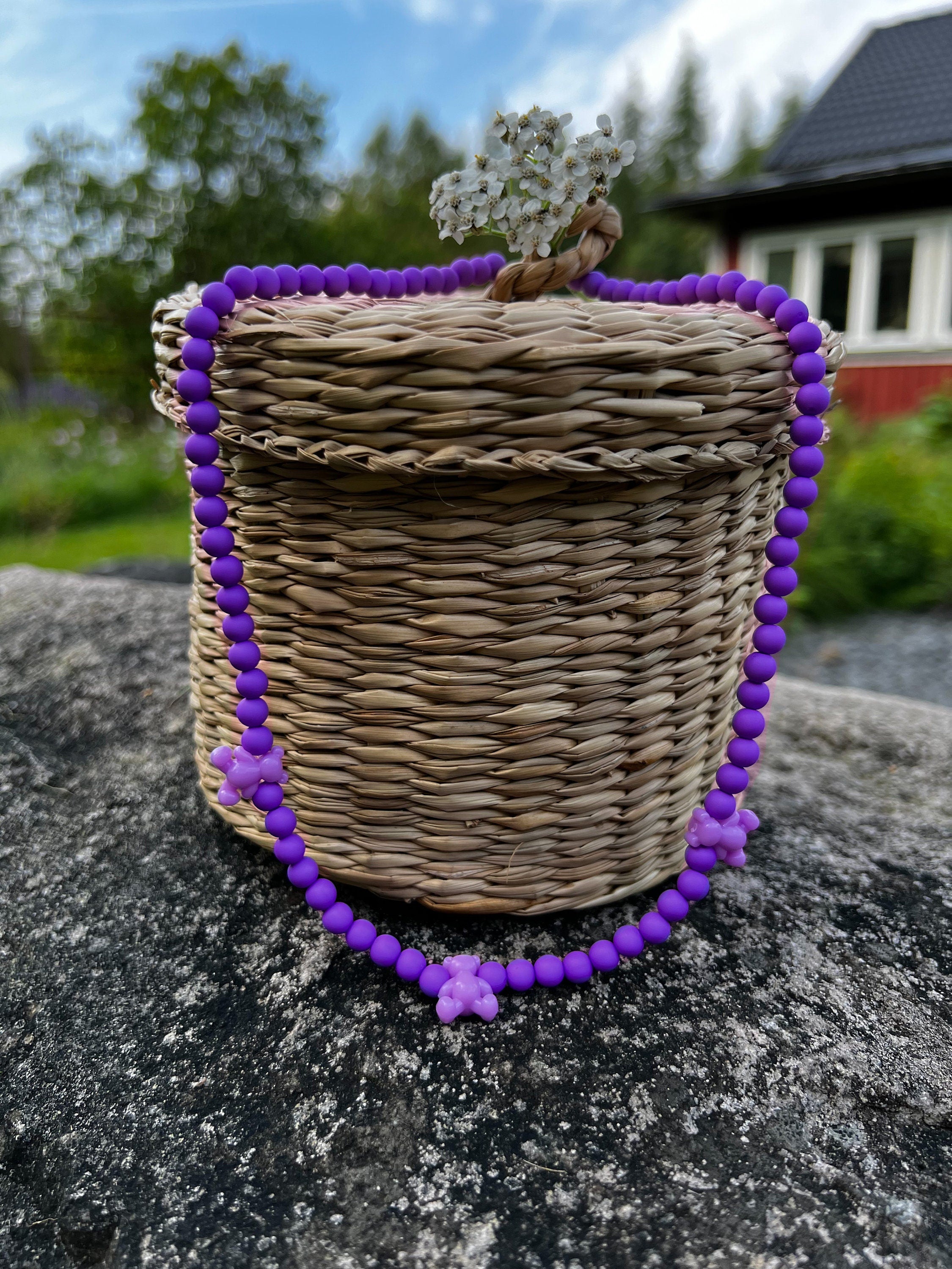 Halskette mit lila Bär