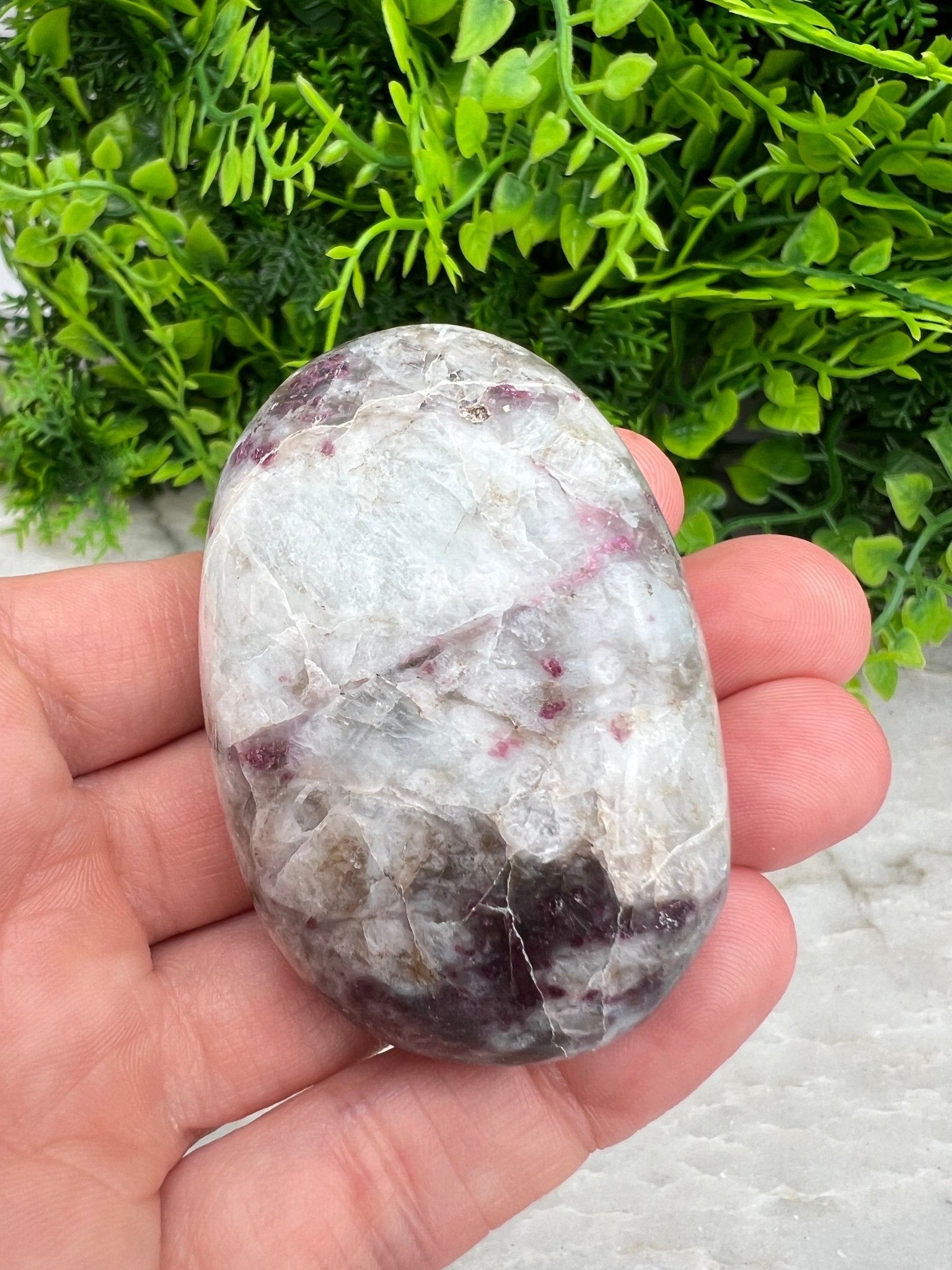 Rubellite (tourmaline rose) dans une pierre de lune (6 cm) par KEY LIME STORE