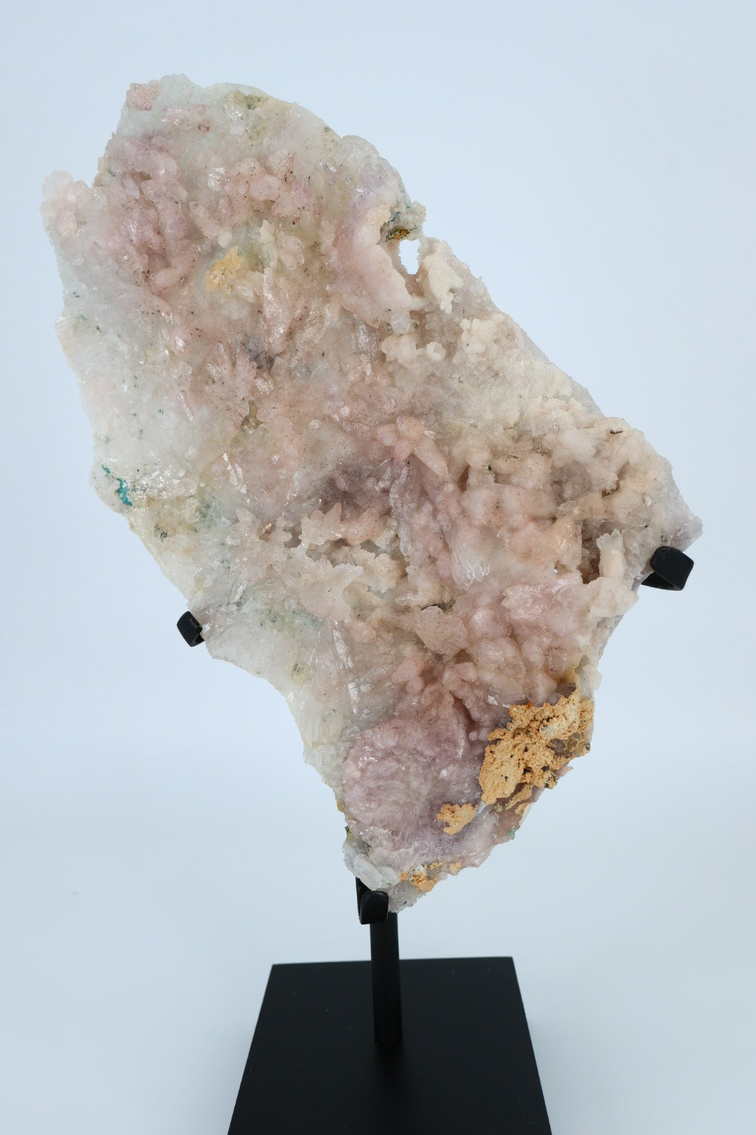 Roze stilbiet op kwarts – met metalen standaard