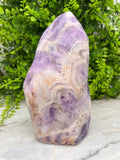 Dog Teeth Amethist sculptuur by KEY LIME STORE