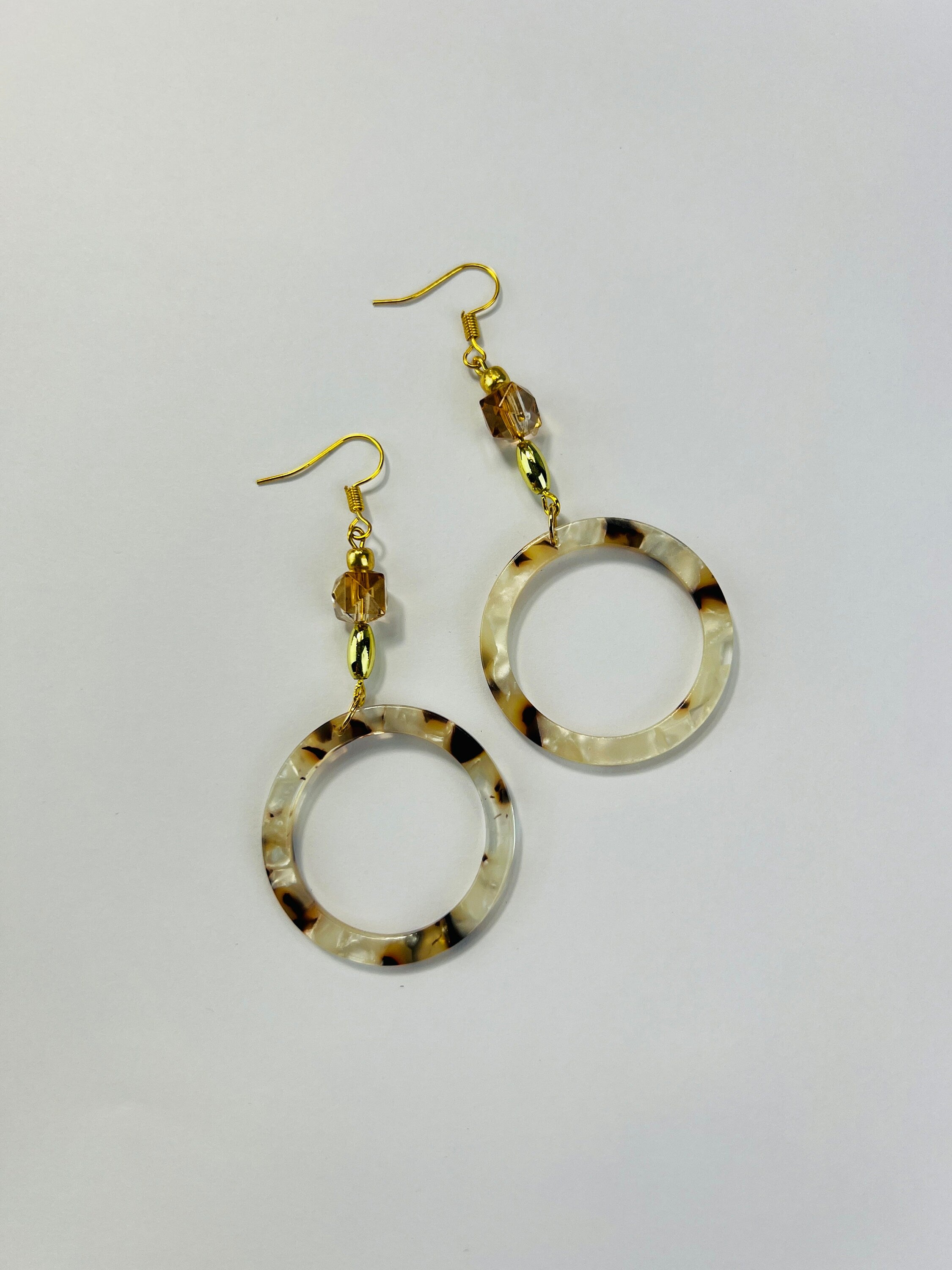 Boucles d'oreilles en or avec pendentifs légers en résine