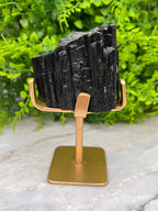 Zwarte Toermalijn op gouden standaard by KEY LIME STORE