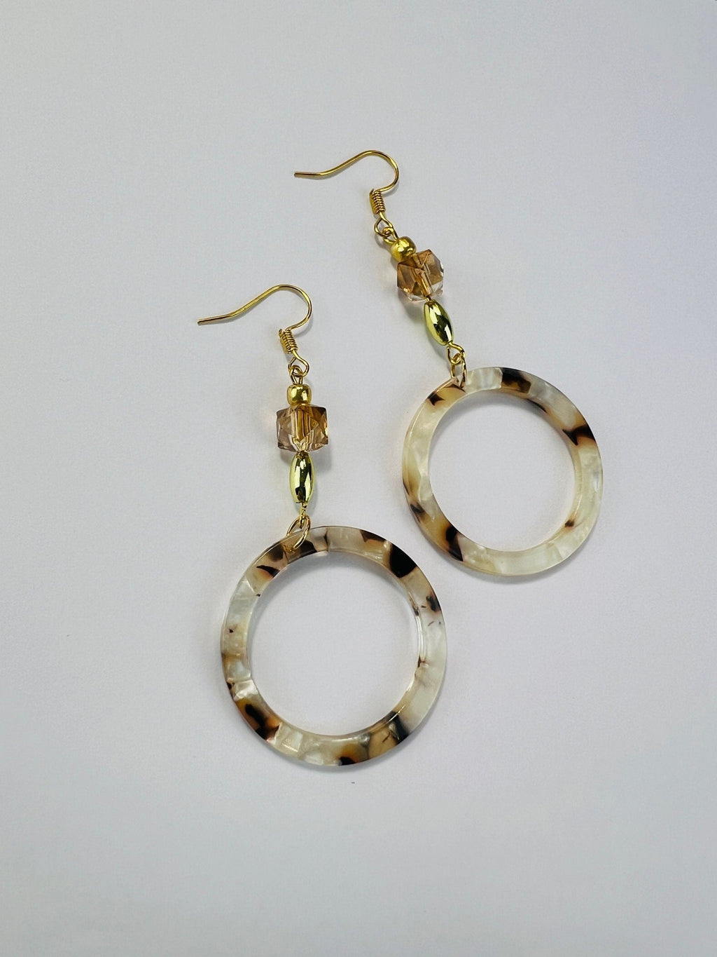 Leichte Ohrringe aus Gold mit Anhängern aus Harz von KEY LIME STORE