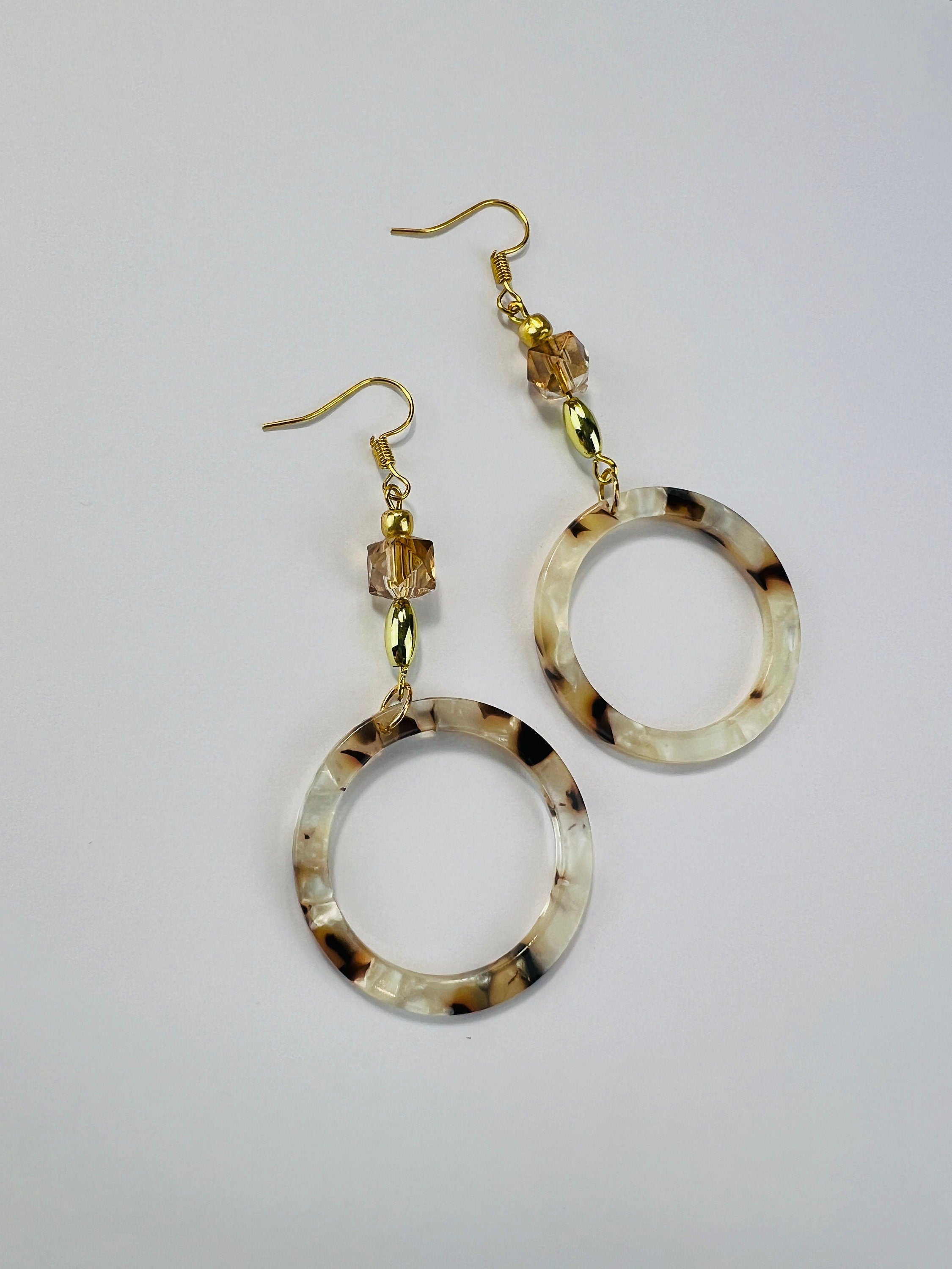 Boucles d'oreilles en or avec pendentifs légers en résine