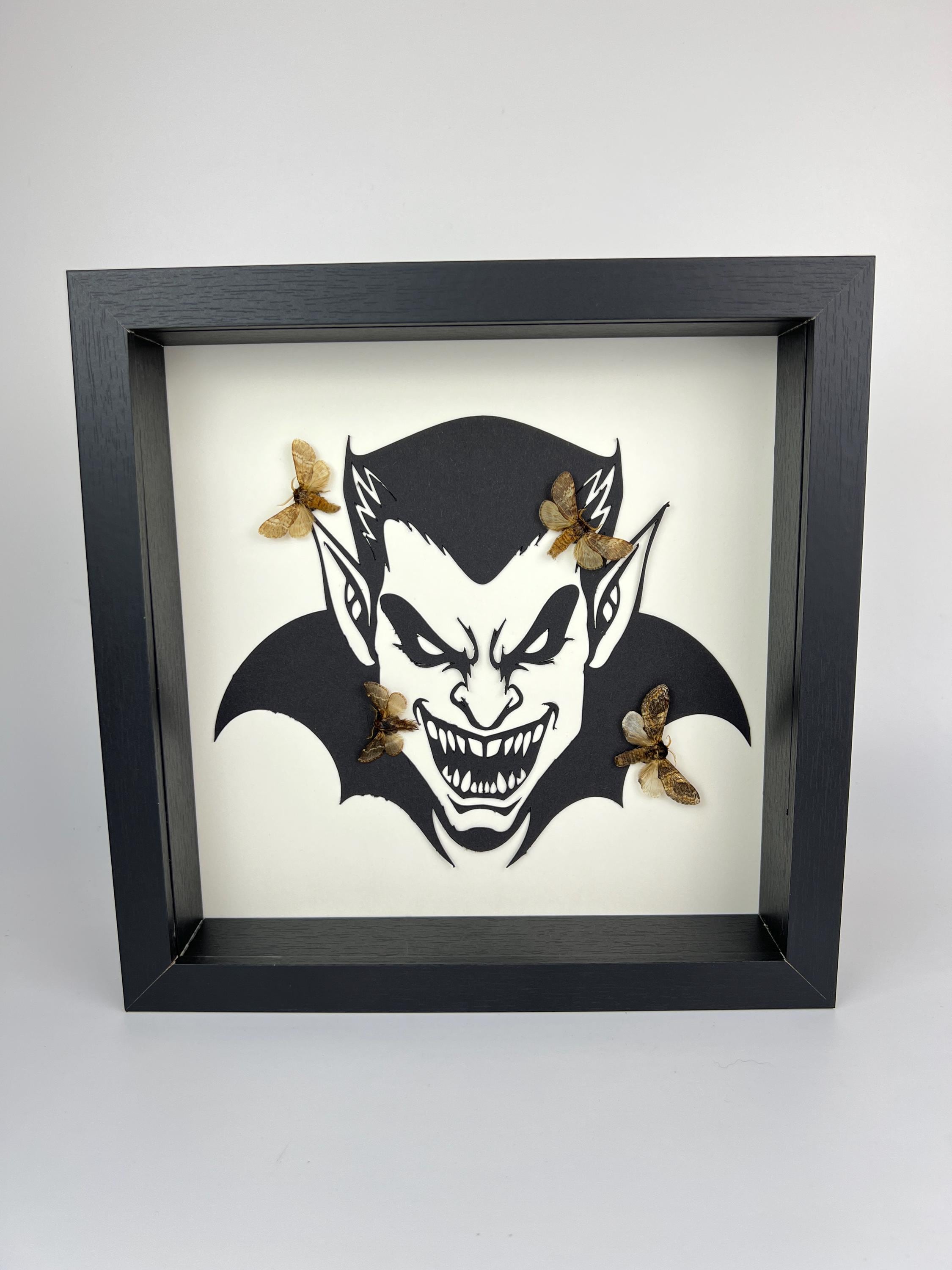 Motten op vampier print in lijst