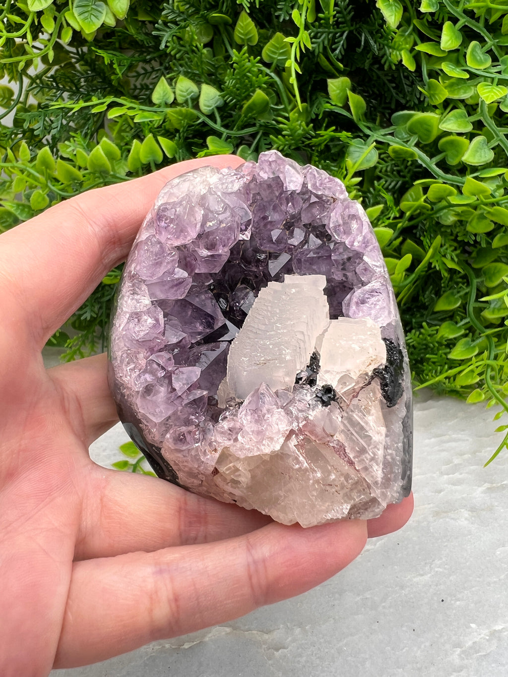 Amethist cluster met calciet
