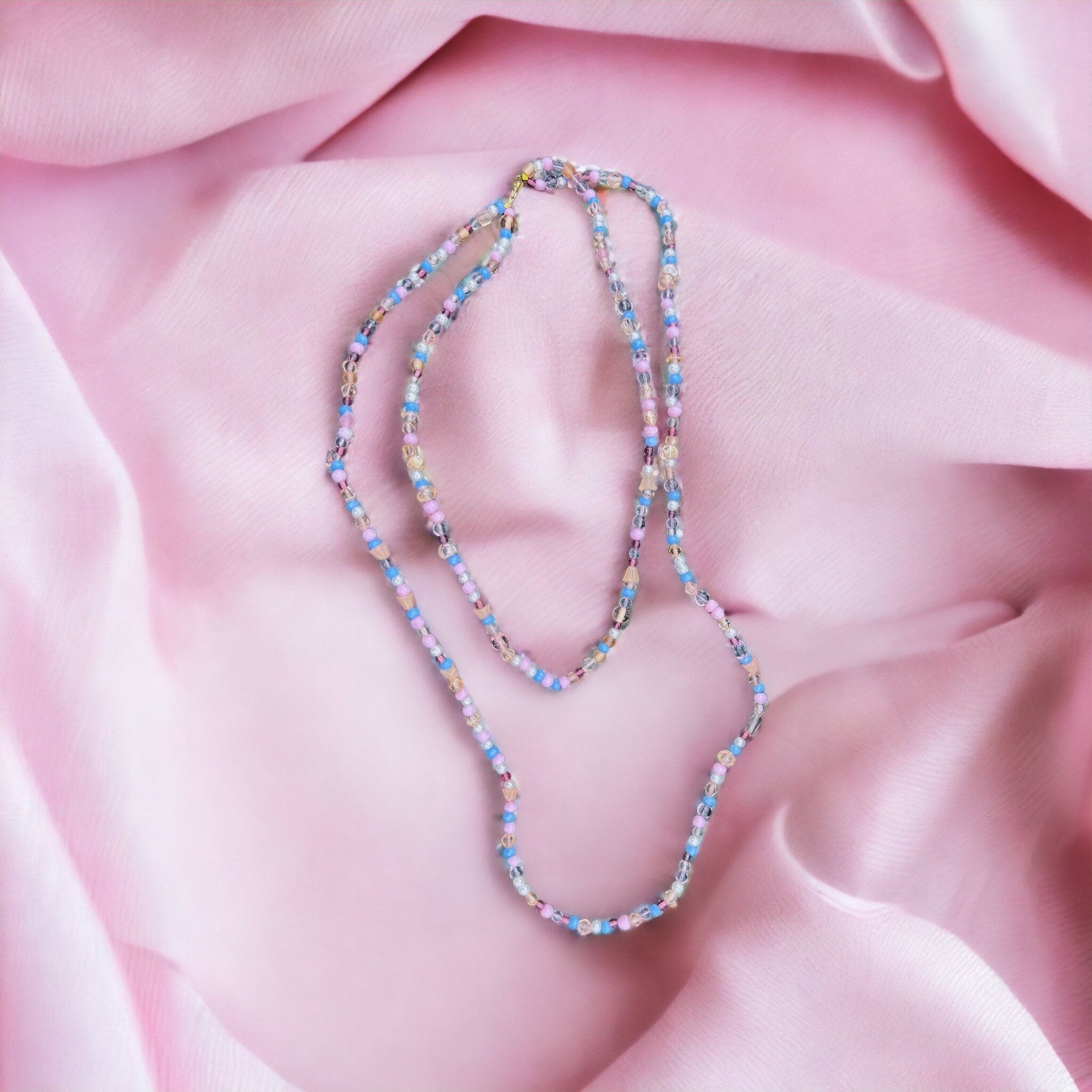 Halskette mit Perlen in Lila, Weiß, Rosa und Gold