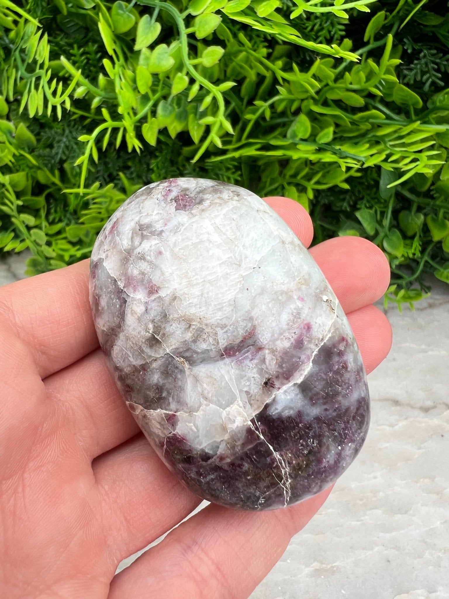 Rubellite (tourmaline rose) dans une pierre de lune (6 cm) par KEY LIME STORE
