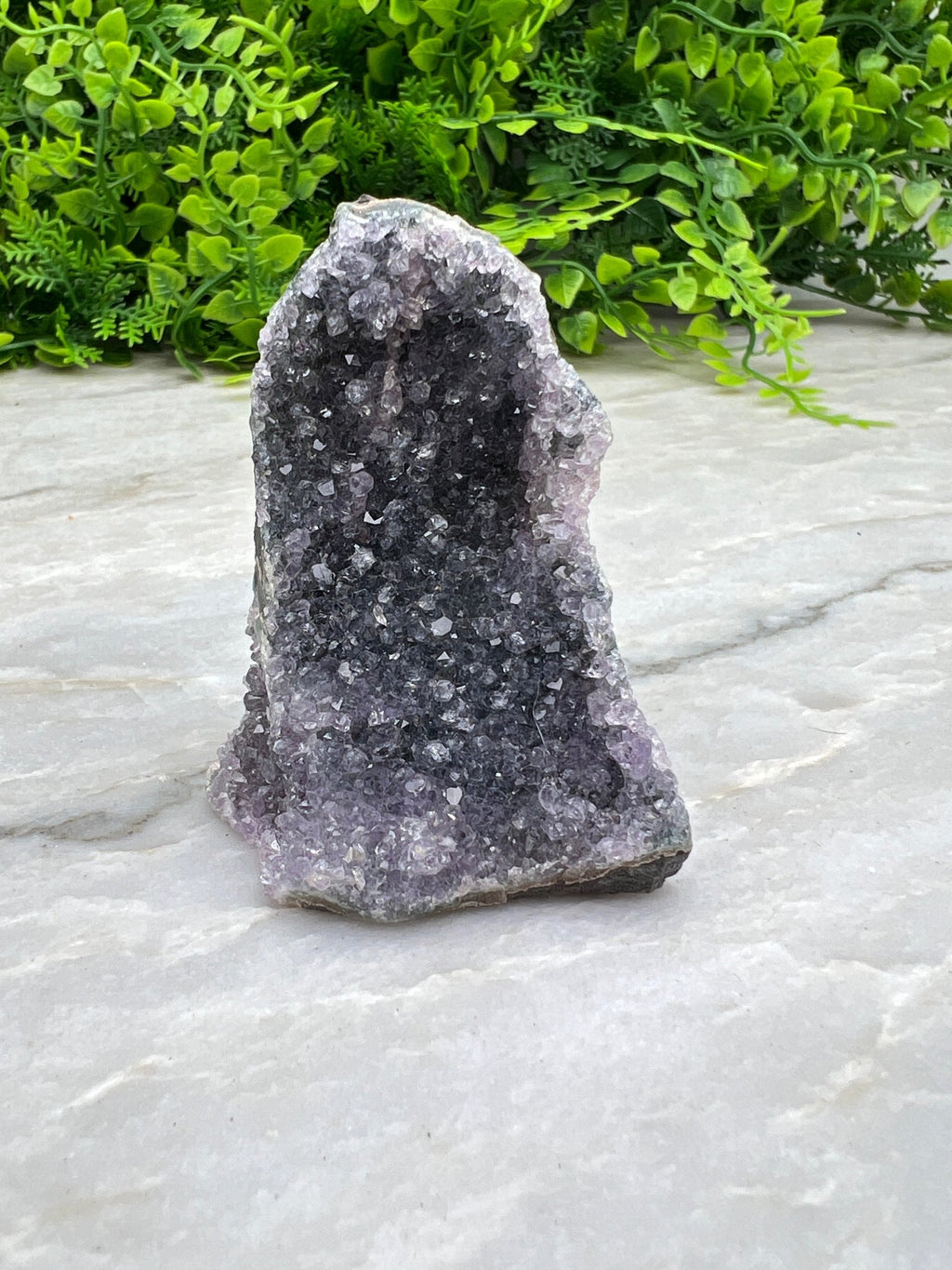 Amethyst-Cluster-Schliff, Sockel (7 cm) von KEY LIME STORE