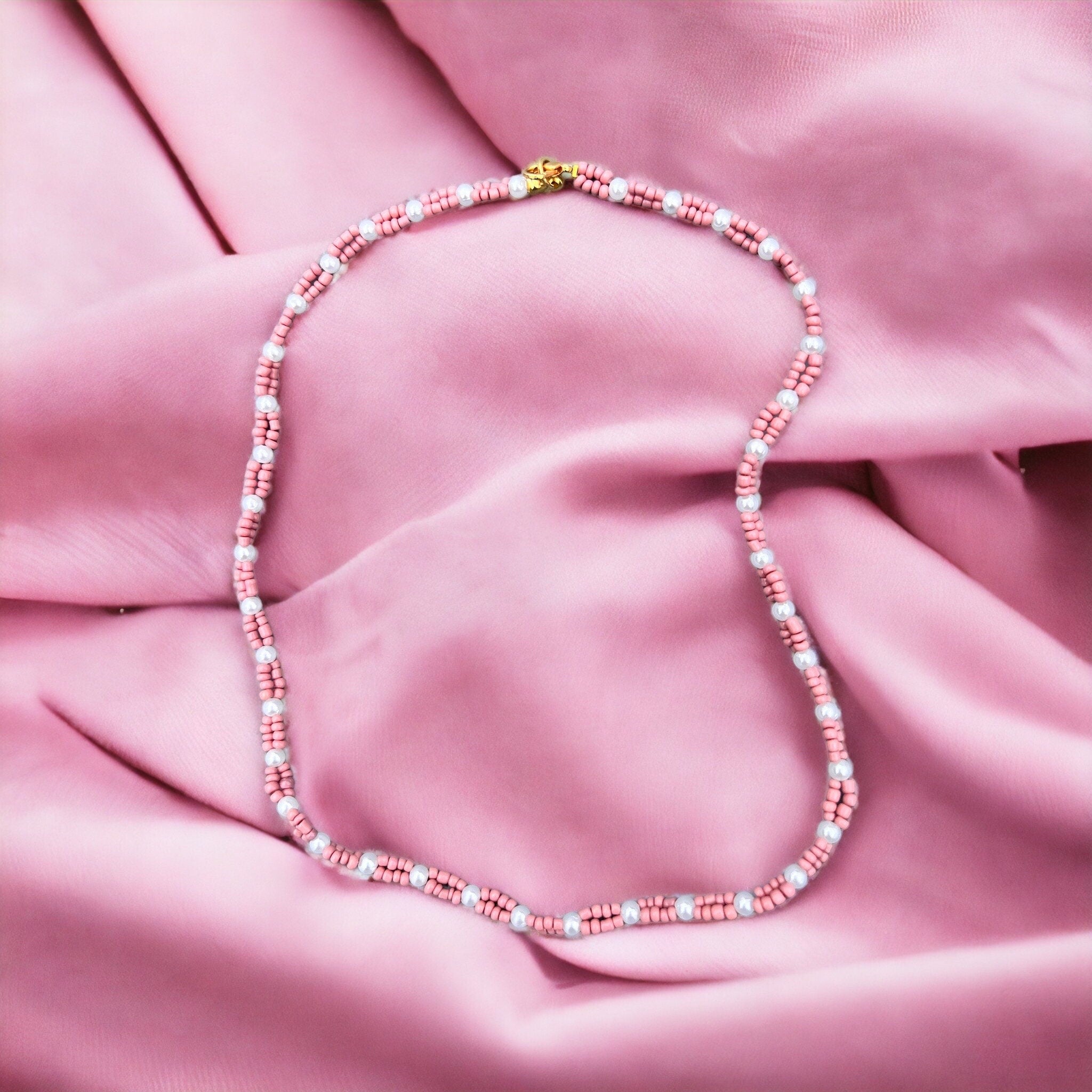 Halskette aus altrosa Glasperlen und Perlen