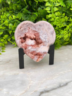 Roze Amethist hart op standaard by KEY LIME STORE