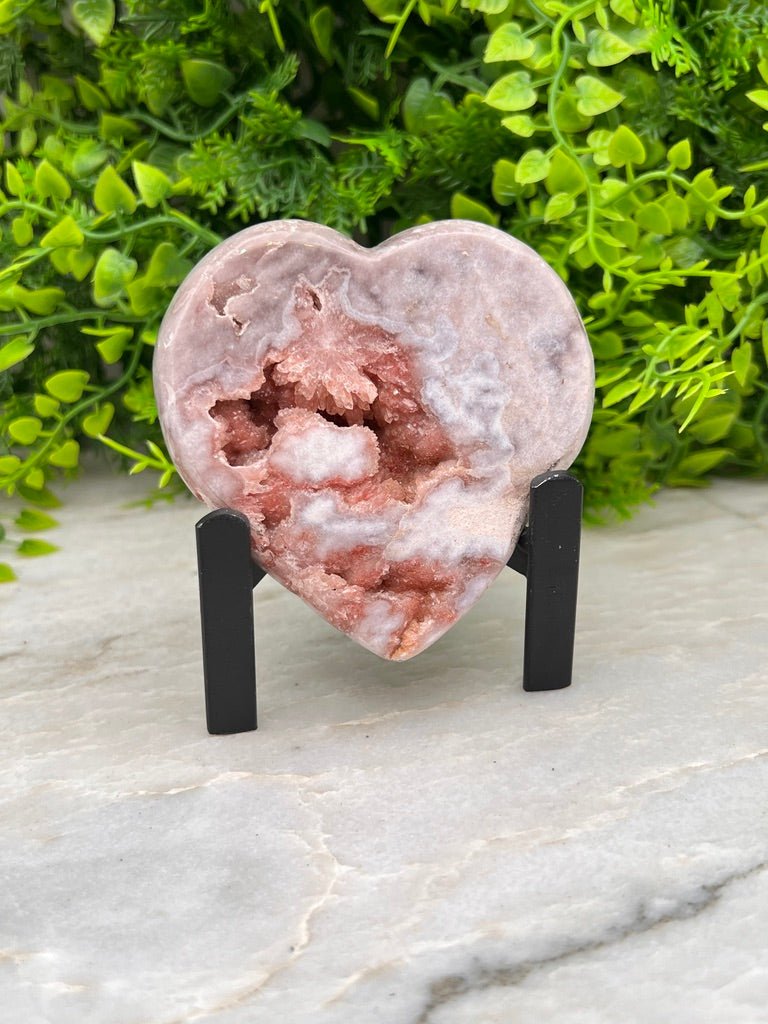 Roze Amethist hart op standaard by KEY LIME STORE
