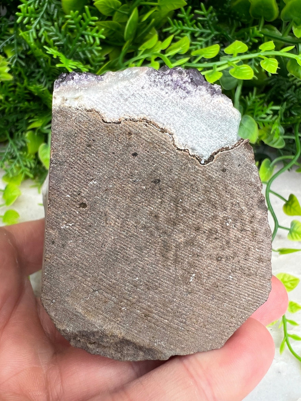 Amethyst-Cluster-Schliff, Basis (255 Gramm) von KEY LIME STORE