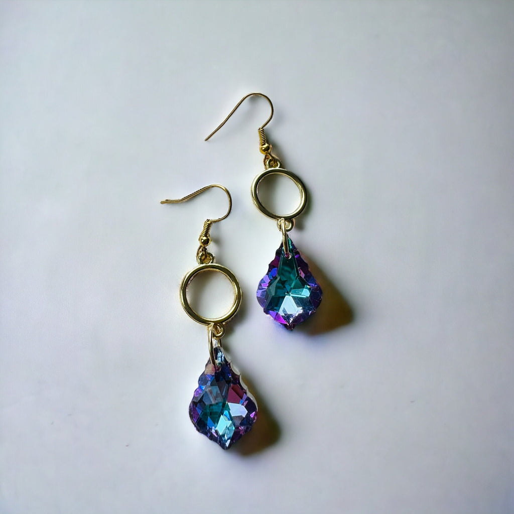 Violett-blaue Ohrhänger, goldene Ohrringe von KEY LIME STORE