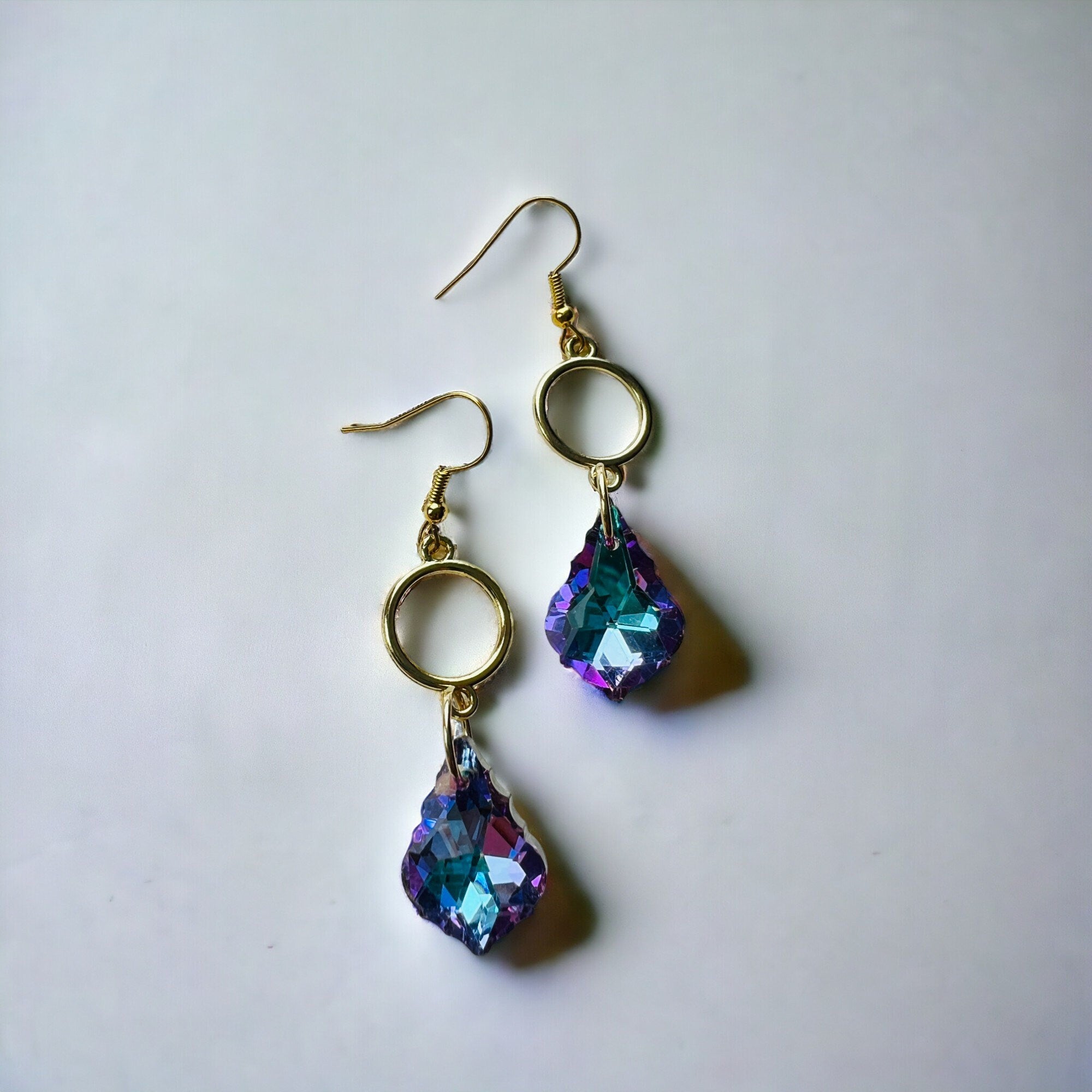 Boucles d'oreilles pendantes bleu violet et dorées