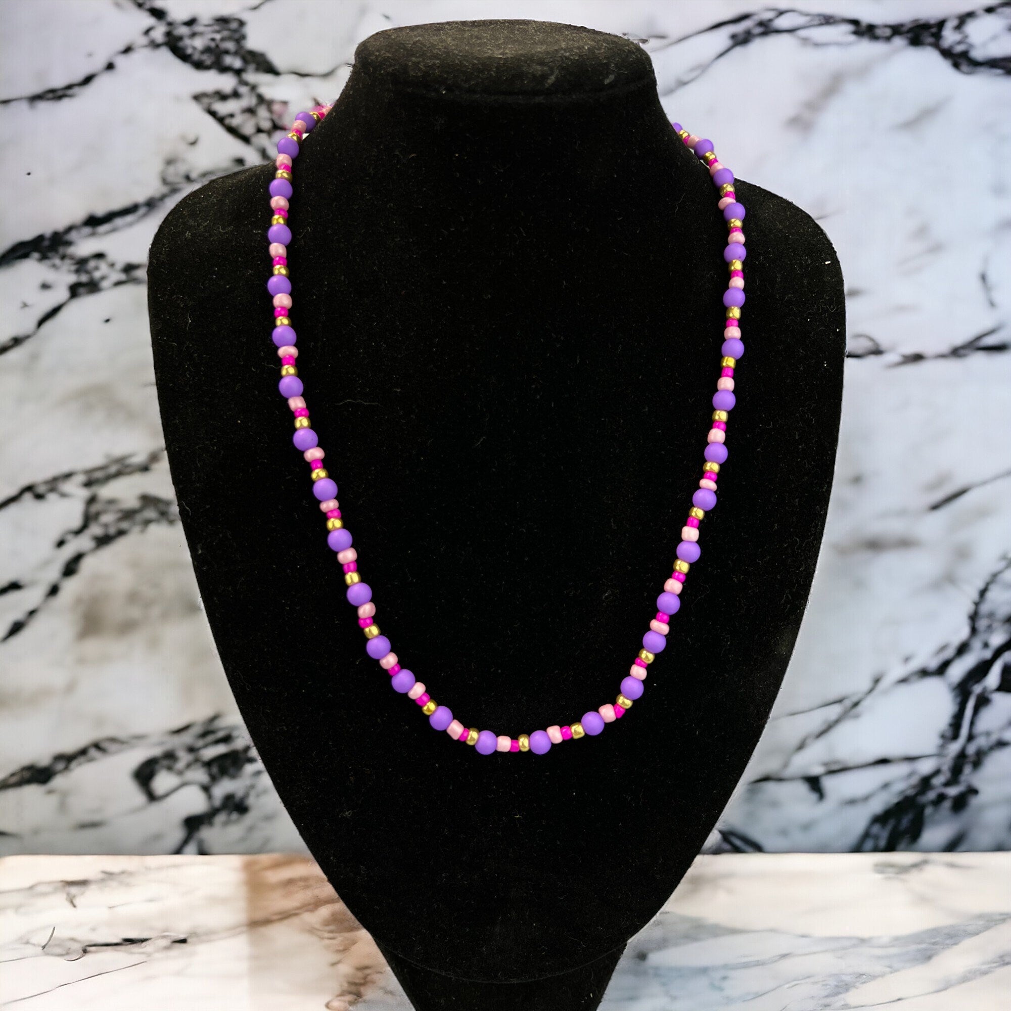 Handgefertigte Halskette in Lila, Rosa und Gold – inklusive Geschenkverpackung