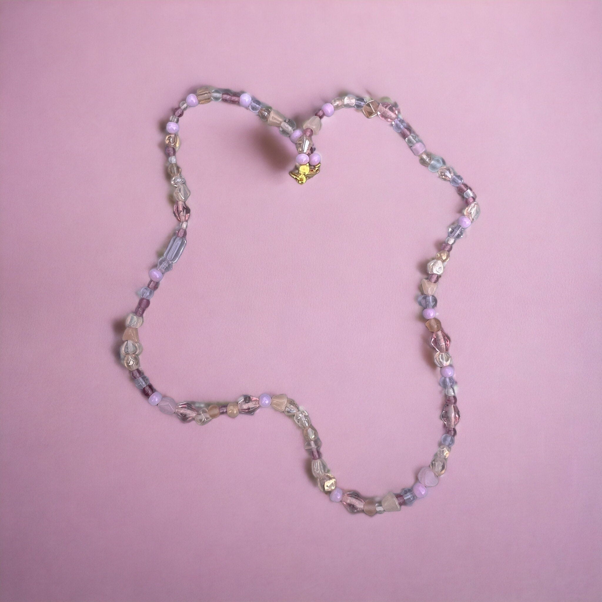 Halskette mit Perlen in Lila, Weiß, Rosa und Gold von KEY LIME STORE