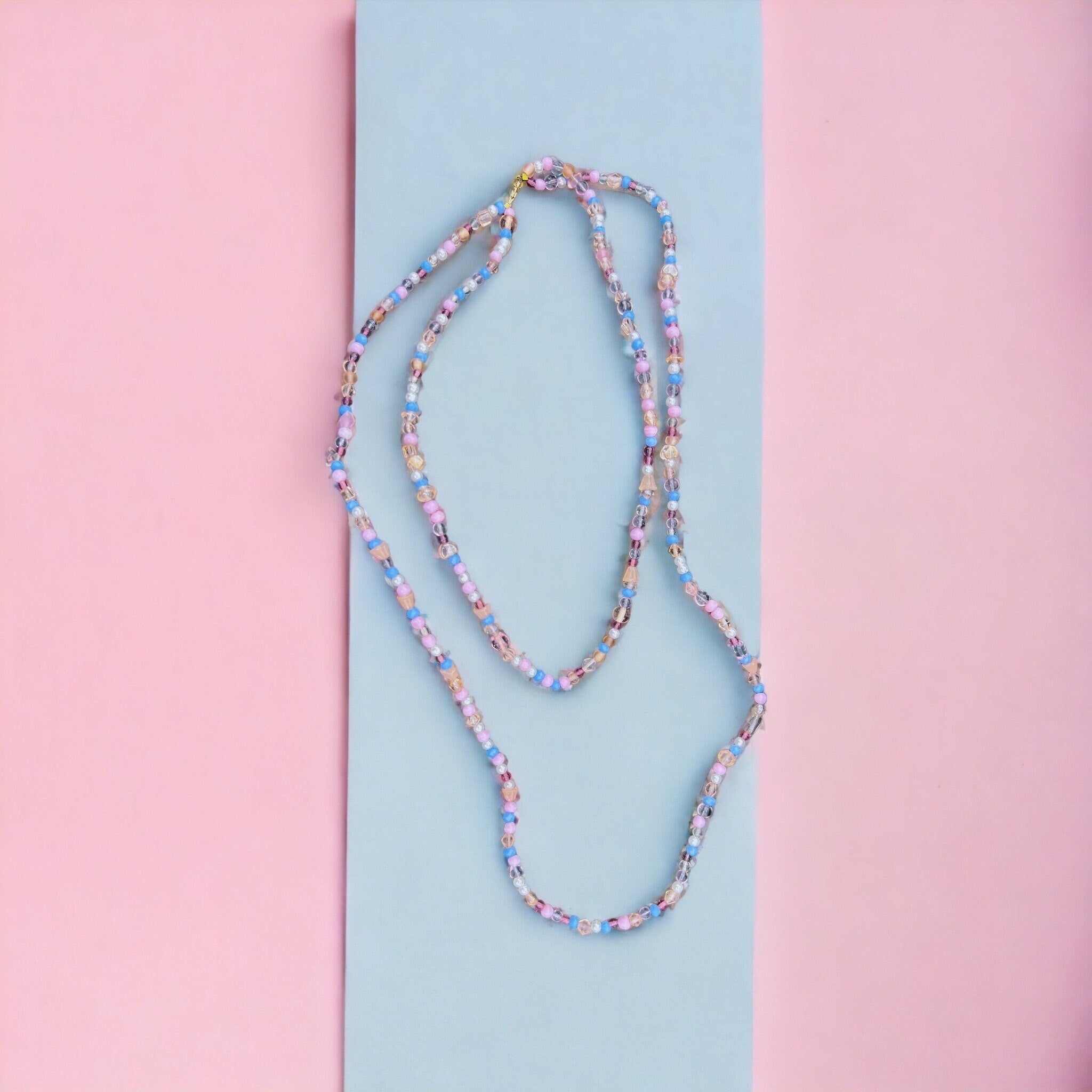 Halskette mit Perlen in Lila, Weiß, Rosa und Gold