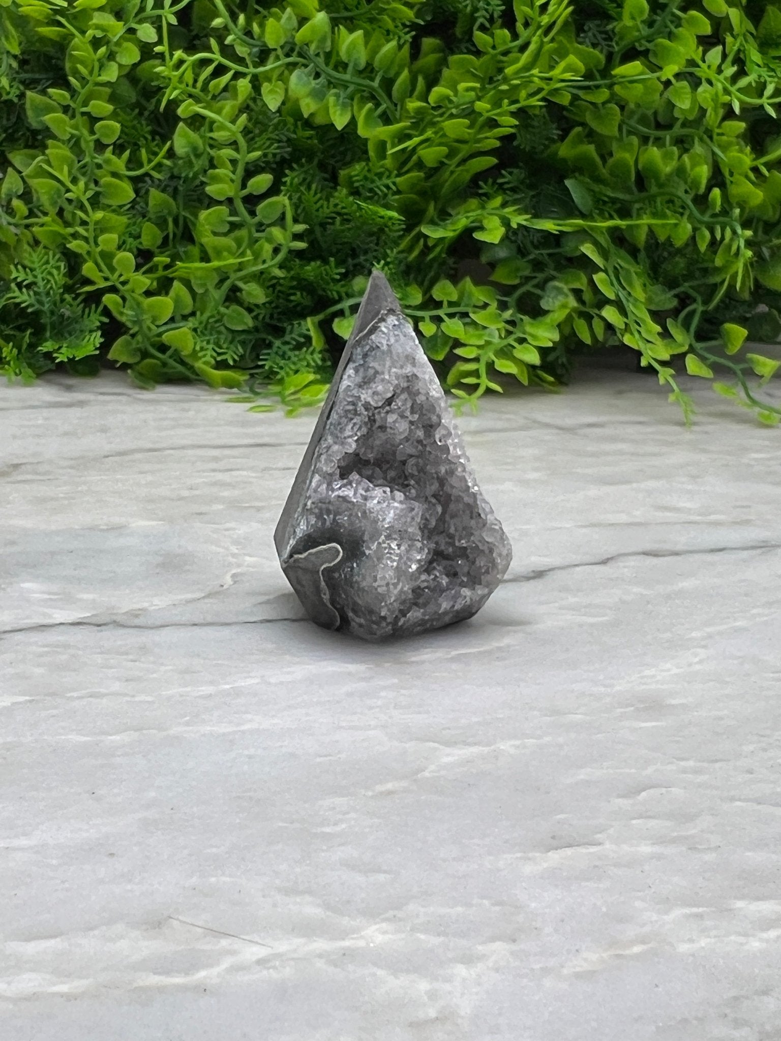 Grauer Amethyst im Diamantschliff, Basis von KEY LIME STORE