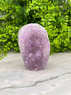 Amethist op Bergkristal by KEY LIME STORE