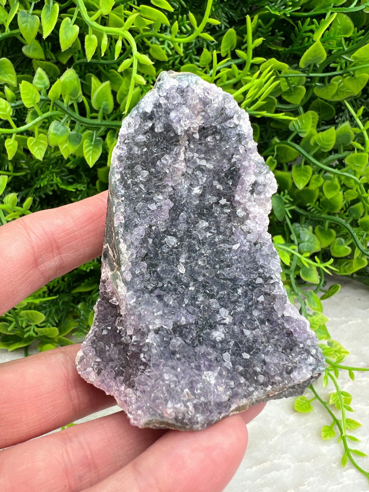 Amethyst-Cluster-Schliff, Sockel (7 cm) von KEY LIME STORE