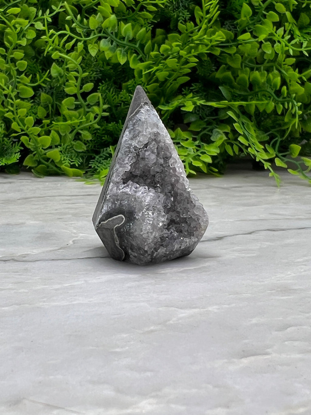 Grauer Amethyst im Diamantschliff, Basis von KEY LIME STORE