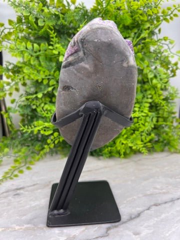 Amethist cluster op standaard - hoge kwaliteit by KEY LIME STORE