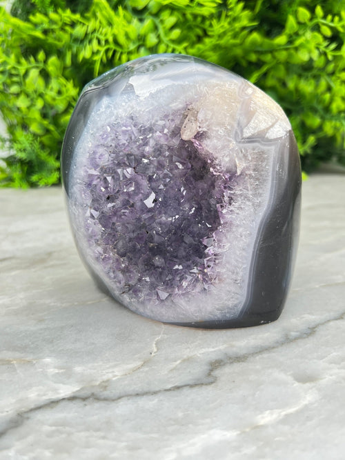 Amethyst mit Achat-Geode, geschliffener Sockel (678 Gramm) von KEY LIME STORE