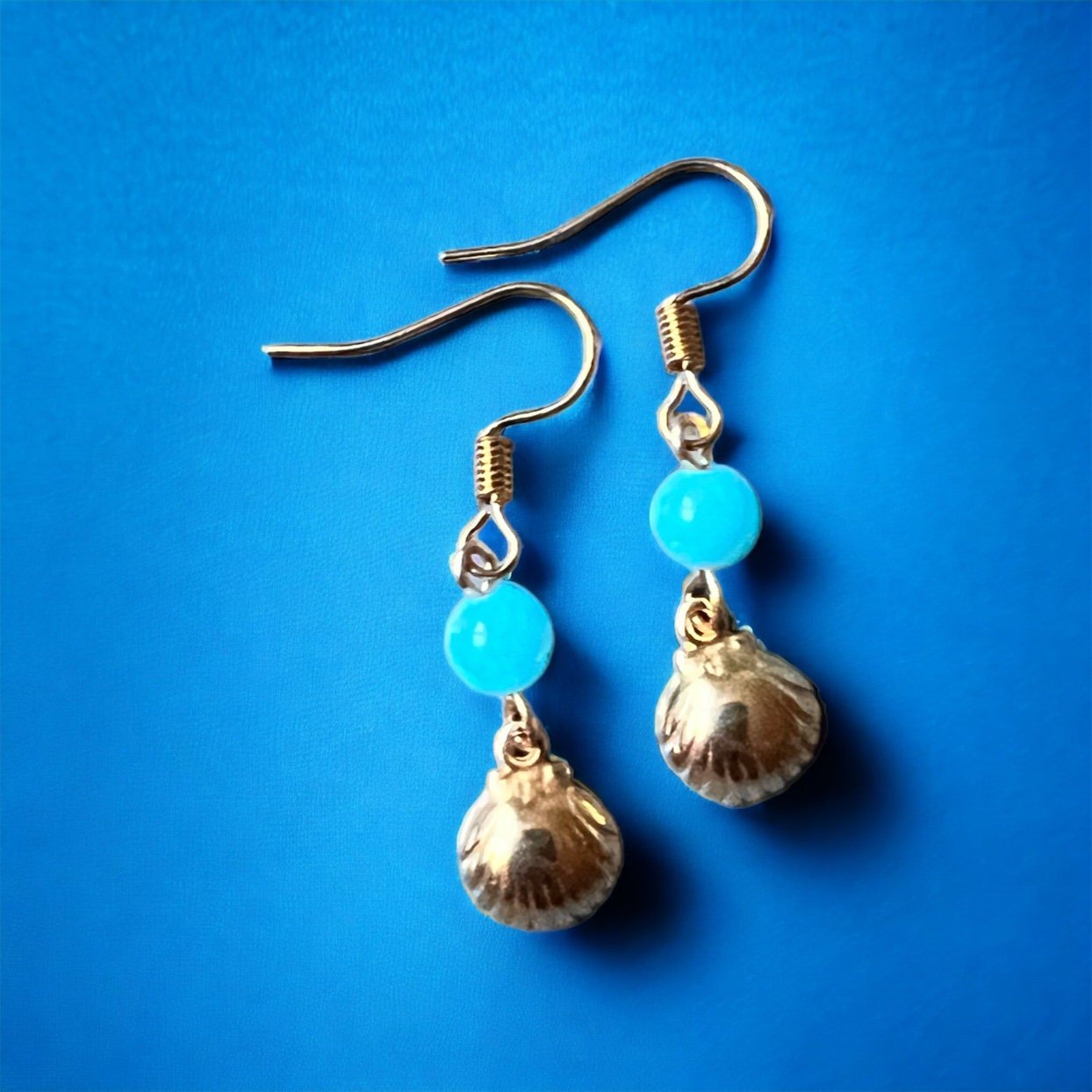 Ohrringe mit goldenen Muscheln von KEY LIME STORE