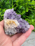 Amethyst mit Calcit, Cluster-Schliff, Sockel (6 cm) von KEY LIME STORE