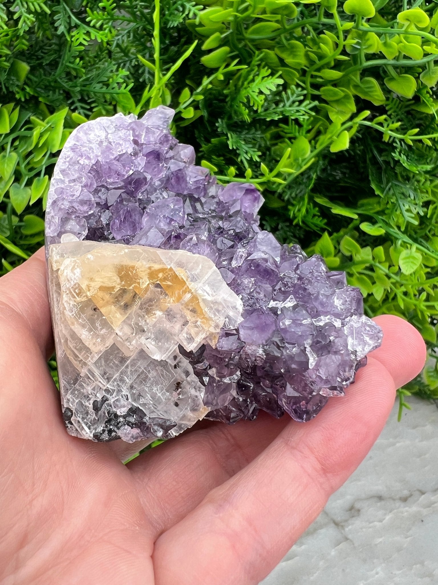 Amethyst mit Calcit, Cluster-Schliff, Sockel (6 cm) von KEY LIME STORE