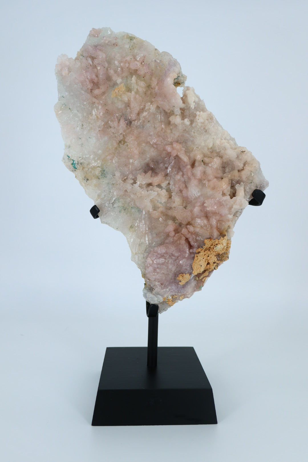 Roze stilbiet op kwarts – met metalen standaard