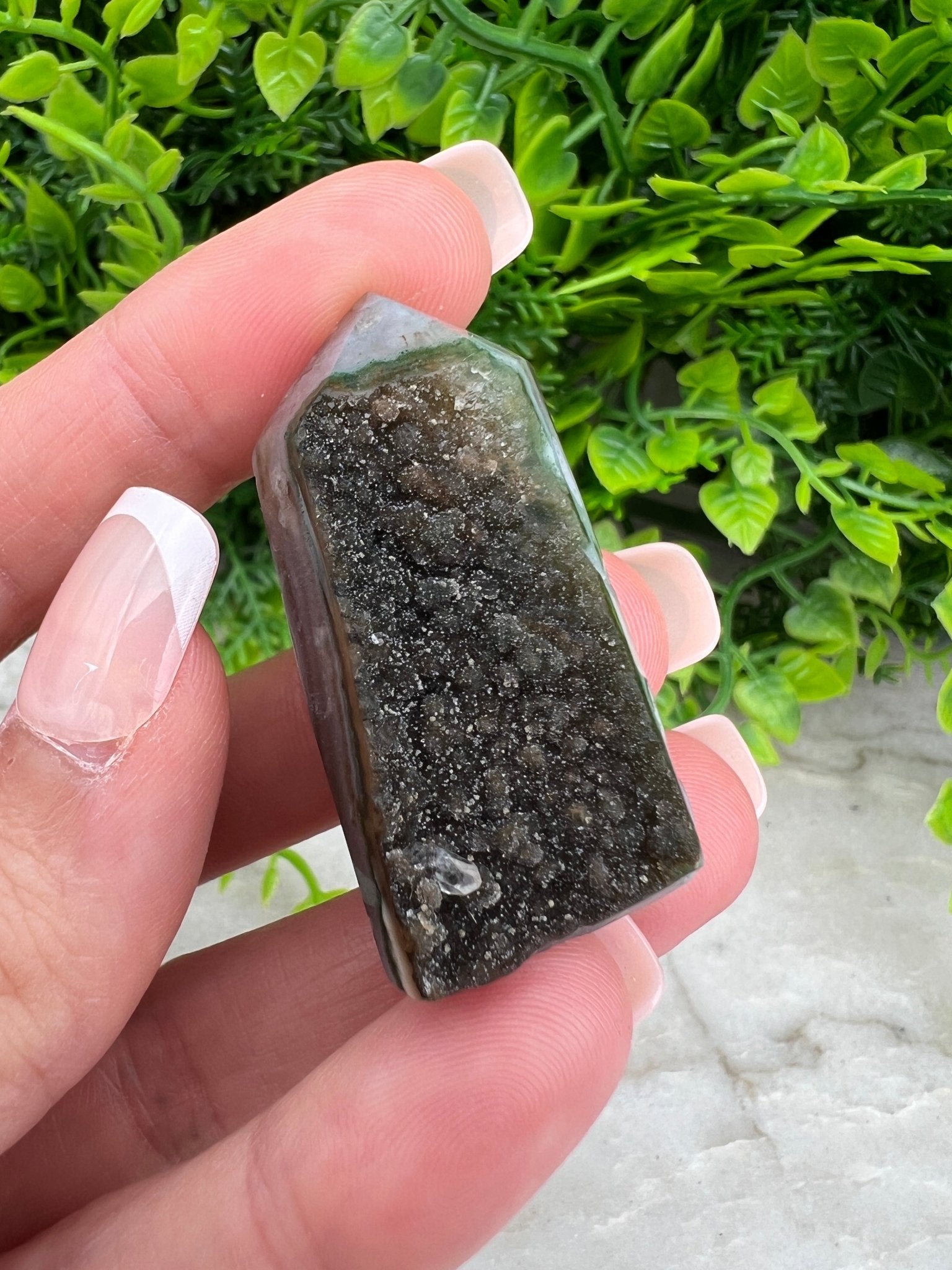 Amethyst-Cluster mit Turmform und geschliffenem Sockel von KEY LIME STORE