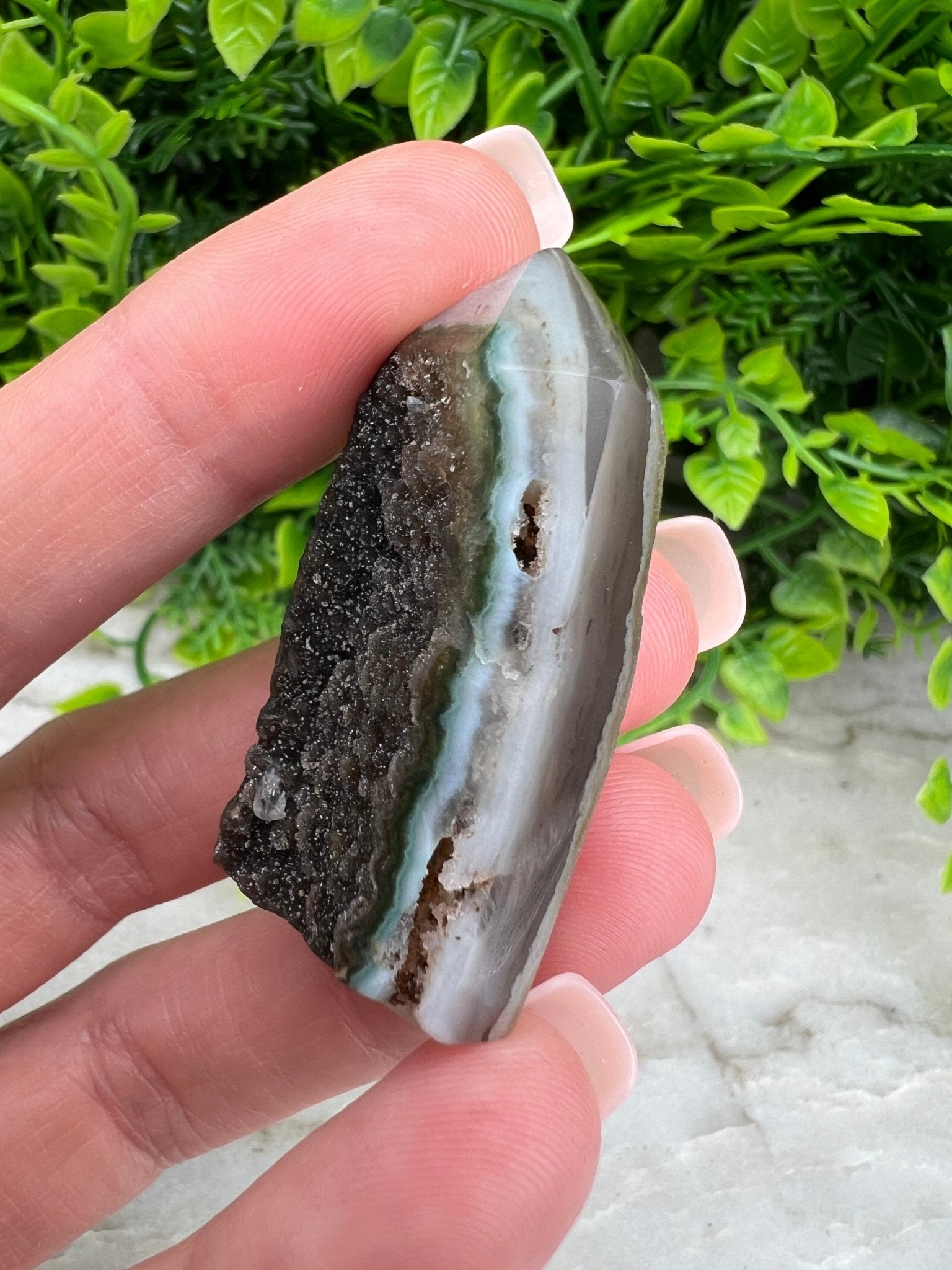 Amethyst-Cluster mit Turmform und geschliffenem Sockel von KEY LIME STORE