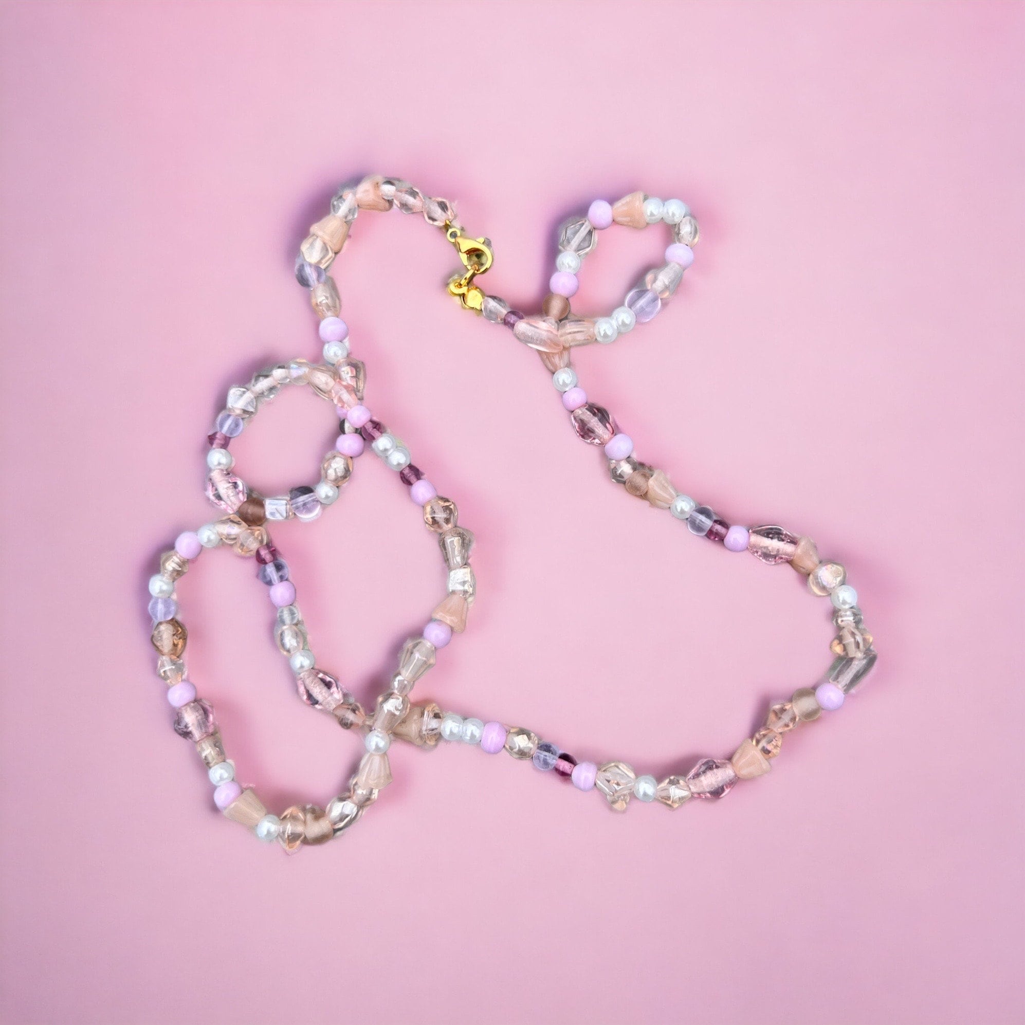 Lila, weiße, rosa, perlenbesetzte, goldene Halskette