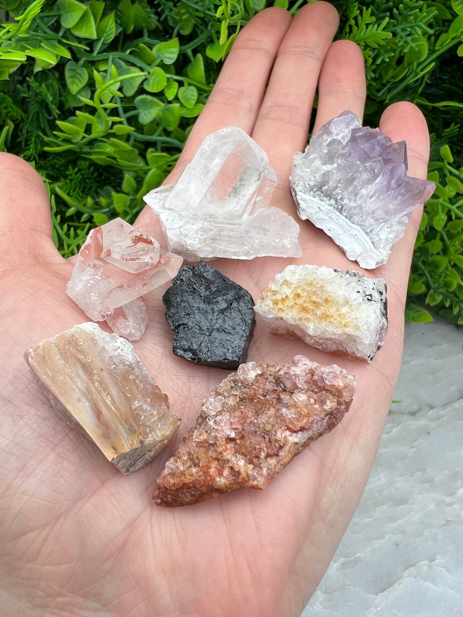 Set aus Rohsteinen (Amethyst, schwarzer Turmalin, Sagenit-Achat, rosa Amethyst, Hämatitquarz, Citrin von KEY LIME STORE