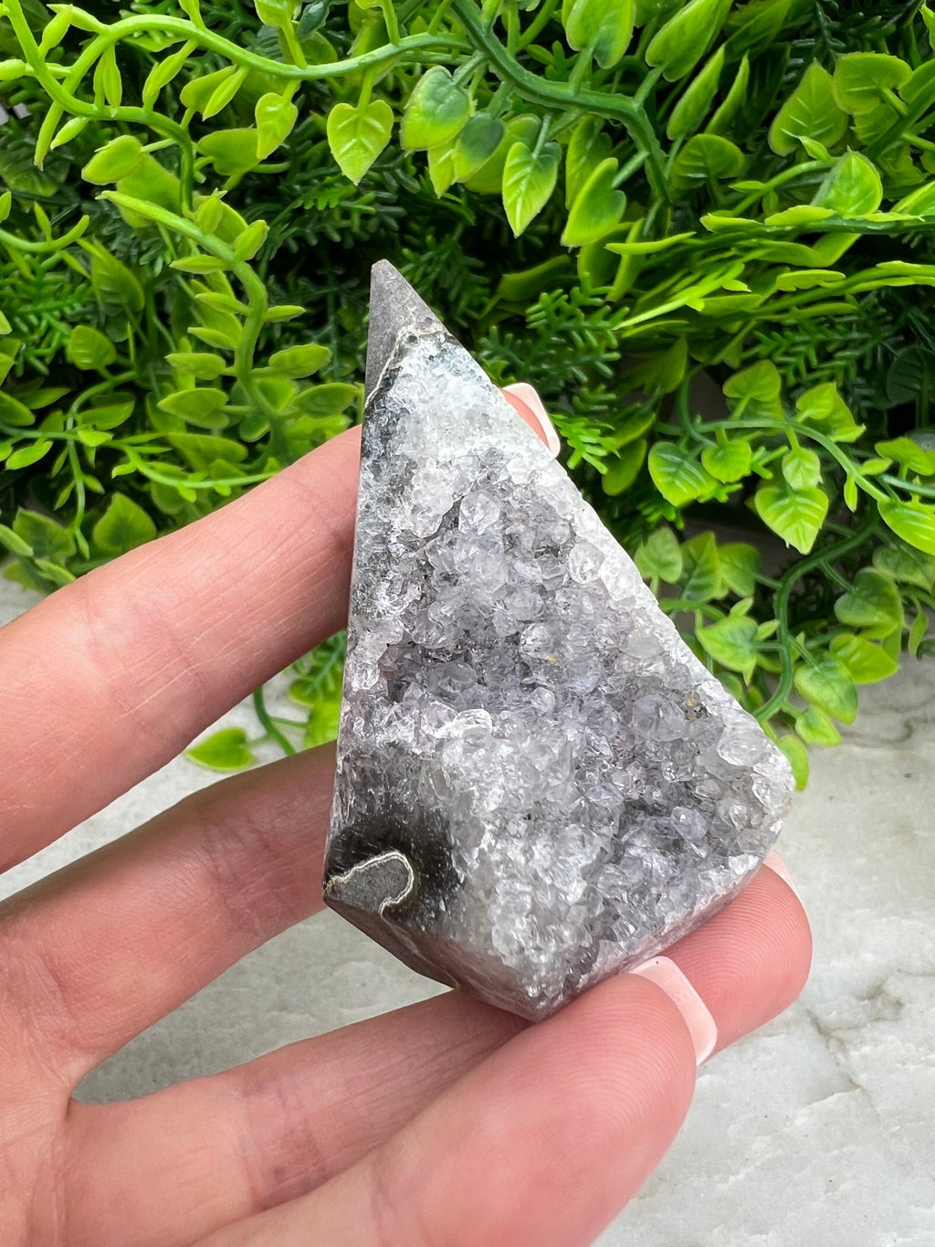 Grauer Amethyst im Diamantschliff, Basis von KEY LIME STORE