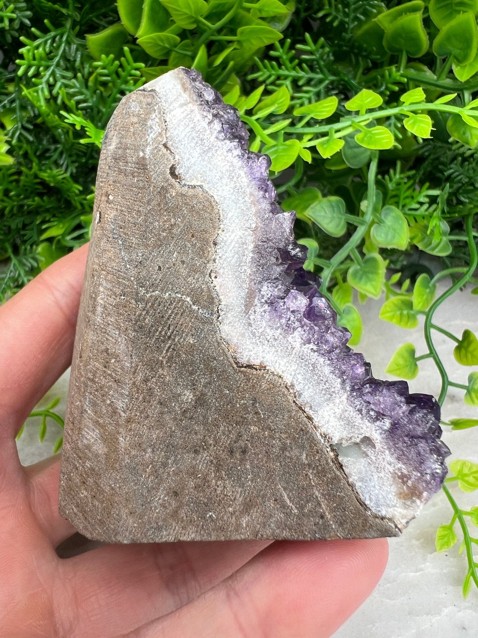 Amethyst-Cluster-Schliff, Basis (255 Gramm) von KEY LIME STORE