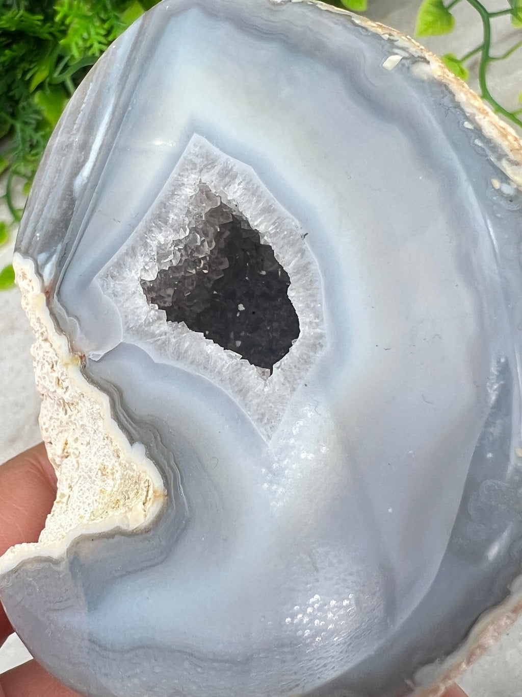 Achat-Geode auf Sockel (13 cm) von KEY LIME STORE